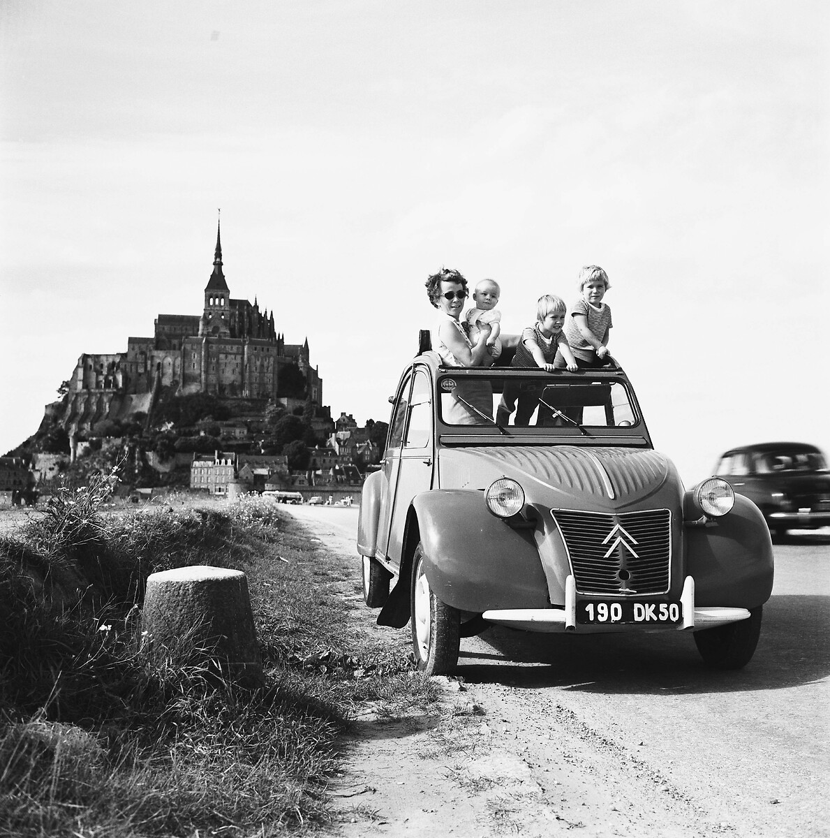 Auto, Youngtimer, Oldtimer, Klassiker, Citroën 2CV, In Deutschland und  Österreich üblicherweise Ente und in der Schweiz Döschwo genannt, Citroën  mit e Photo Stock - Alamy