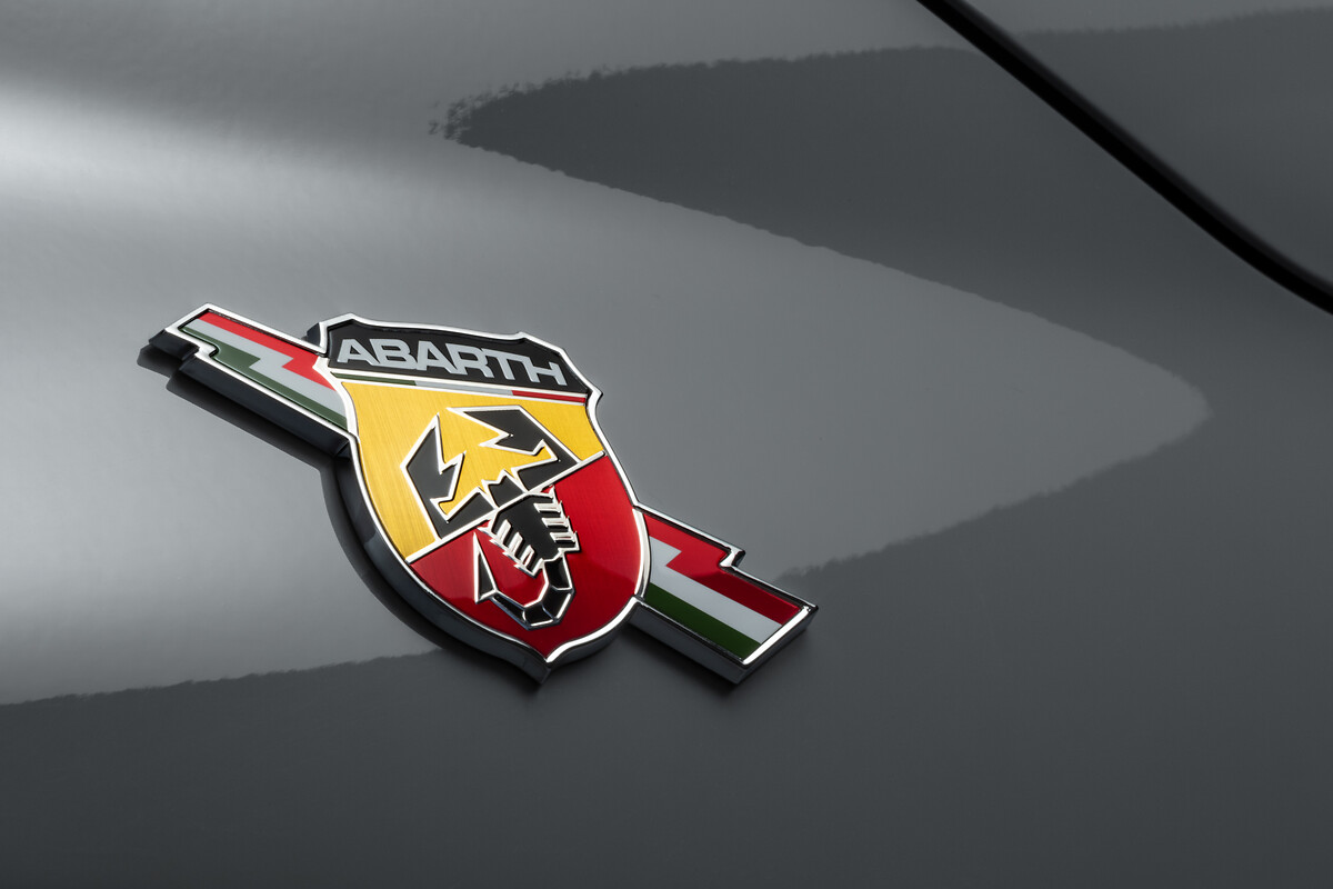 Desktop Wallpapers Abarth 2012 500 Two Black White automobile