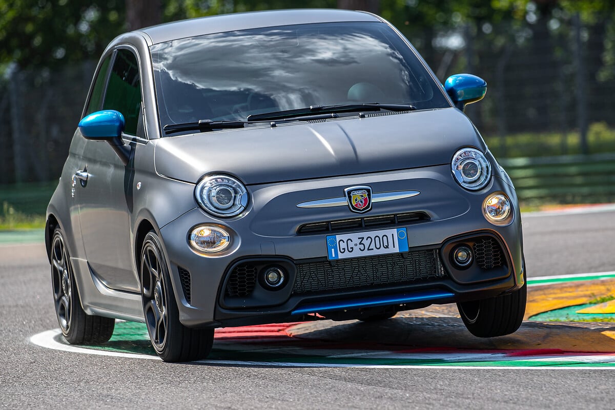 NEW ABARTH F595: A SHOWCASE OF FORMULA 4 TECHNOLOGIES FOR THE ROAD 