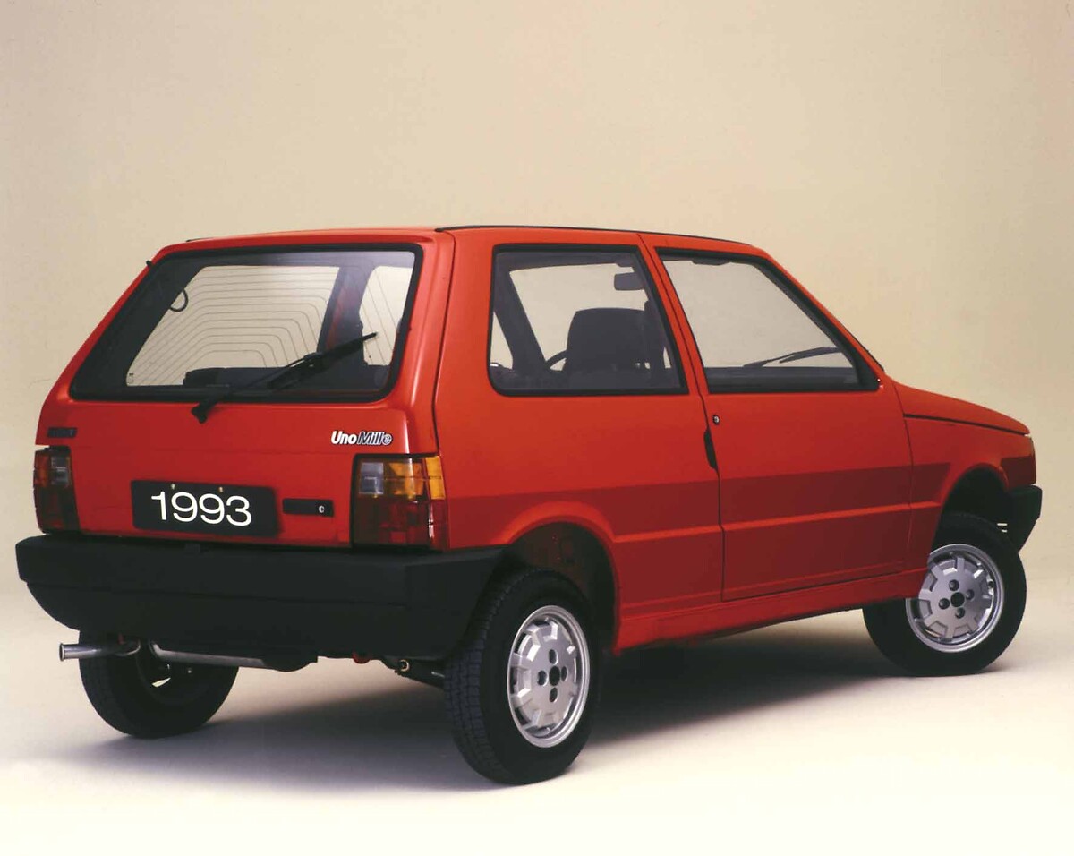 Antigo Carro Compacto Italiano Fiat Uno Foto Editorial - Imagem de