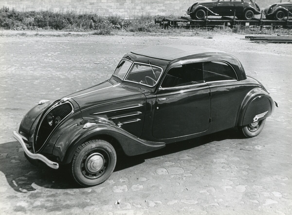 I VOLANTI NELLA STORIA PEUGEOT Da semplici leve fino al volante di oggi,  cuore del PEUGEOT i-COCKPIT®, Peugeot