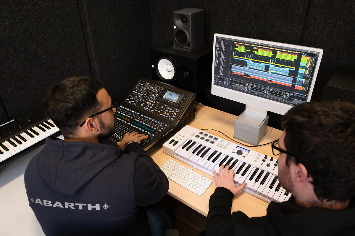 Das Gebrüll des neuen Abarth 500e: in mehr als 6000 Stunden entworfen vom  Stellantis Sound Design Studio, Abarth