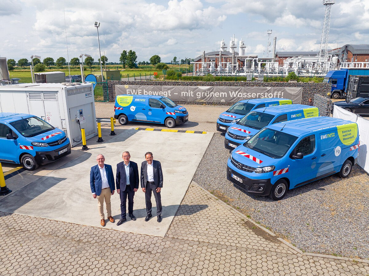 Opel übergibt fünf Vivaro-e HYDROGEN an die EWE NETZ GmbH, Opel