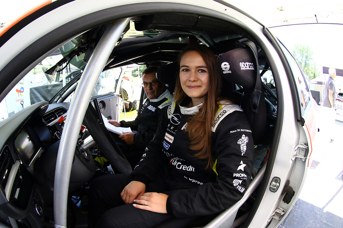 Donna alla guida di auto con volante. driver femminile all'interno dell'auto