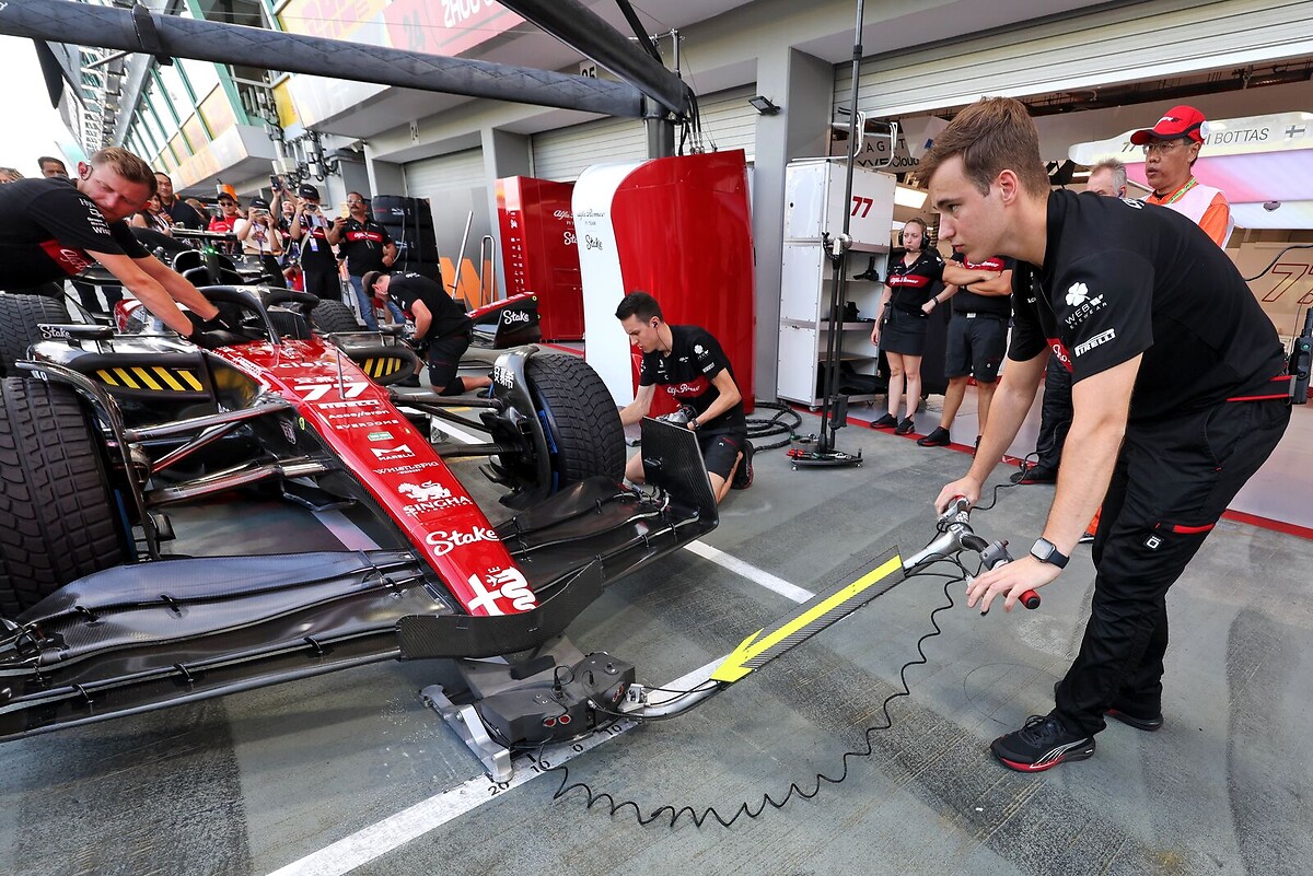 Vue de la course avec le logo Stake F1