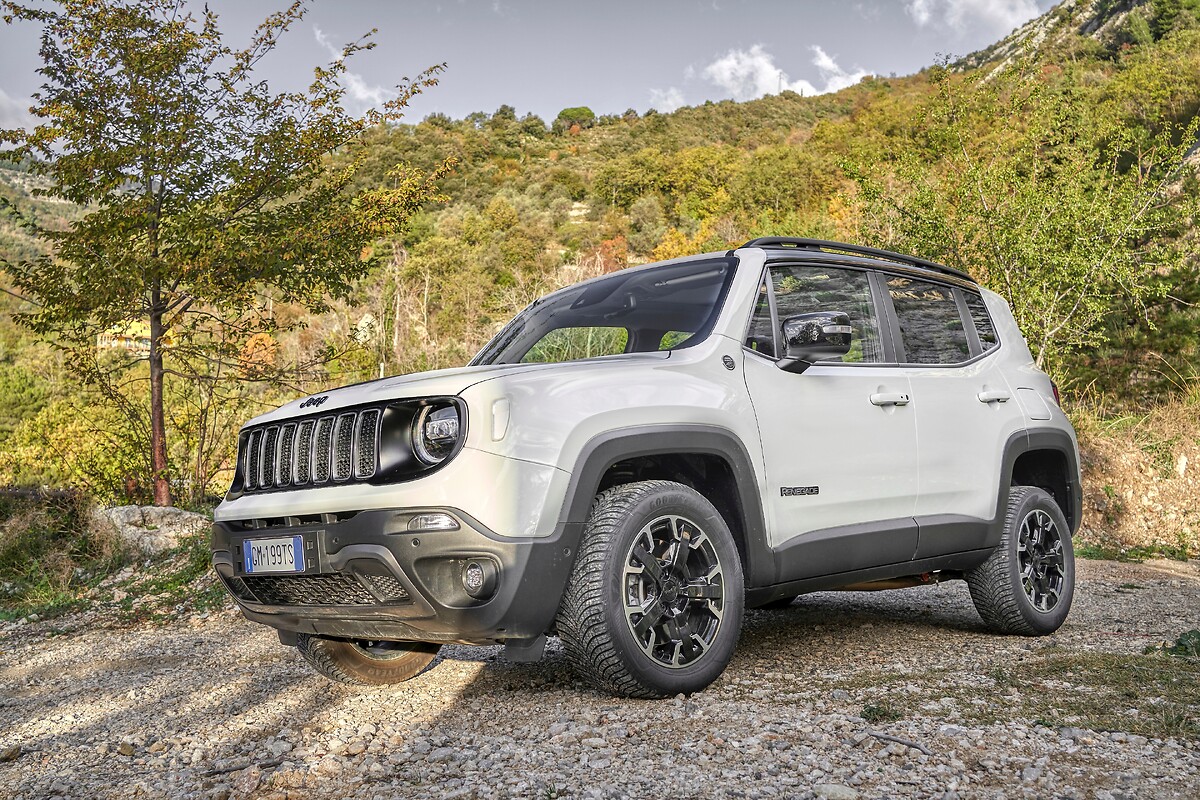 Jeep® Renegade 4xe esplora le tre Corniches della Costa Azzurra, Jeep