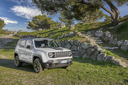 Jeep® Renegade 4xe esplora le tre Corniches della Costa Azzurra, Jeep