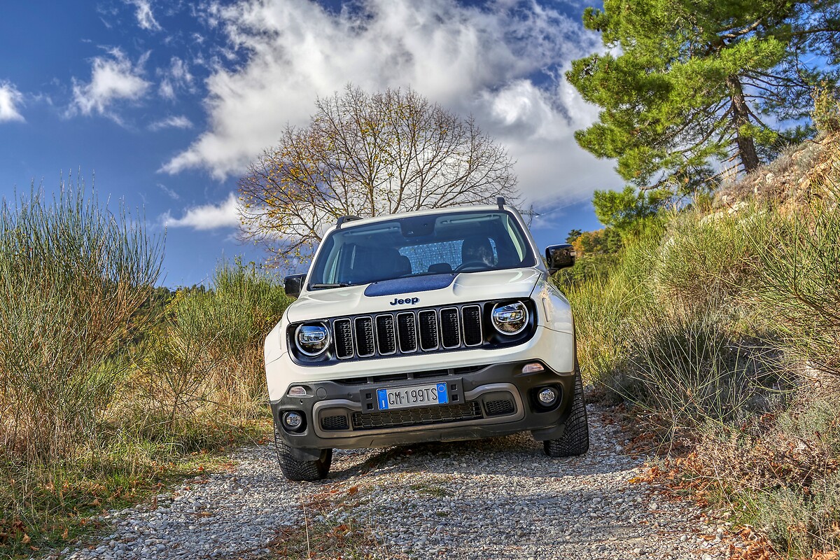 Jeep® Renegade 4xe esplora le tre Corniches della Costa Azzurra, Jeep