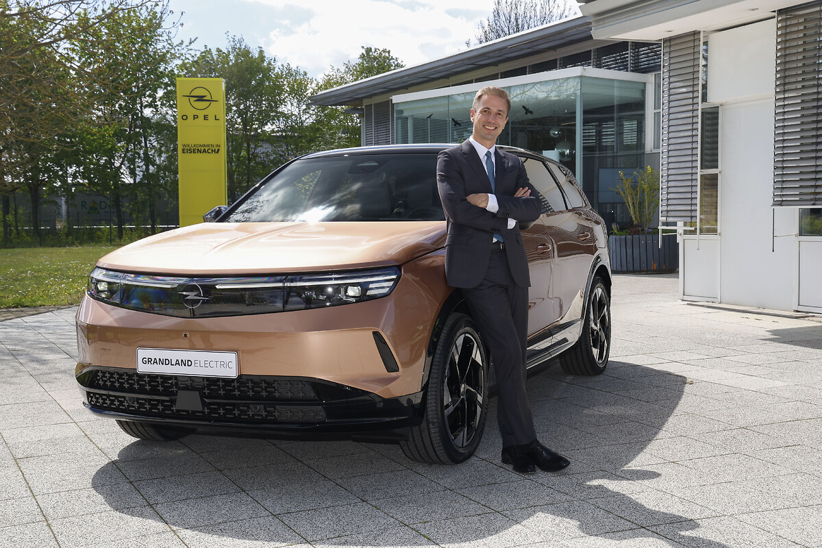 El director general de Opel, Florian Huettl, con el nuevo Opel Grandland
