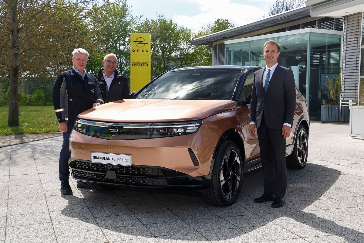 El ingeniero jefe Dirk Kaminski, el director general de la planta de Eisenach, Jörg Escher, y el director general de Opel, Florian Huettl (de izquierda a derecha) con el nuevo Opel Grandland.