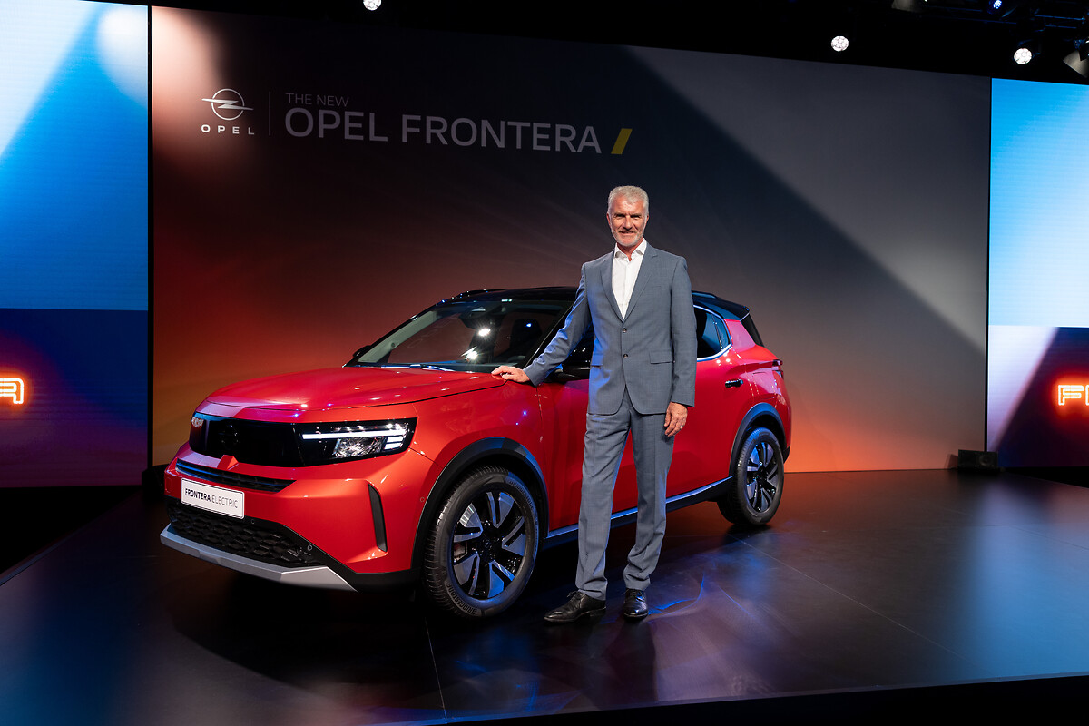 World premiere in Istanbul: Vice President Design Mark Adams with the new Opel Frontera.