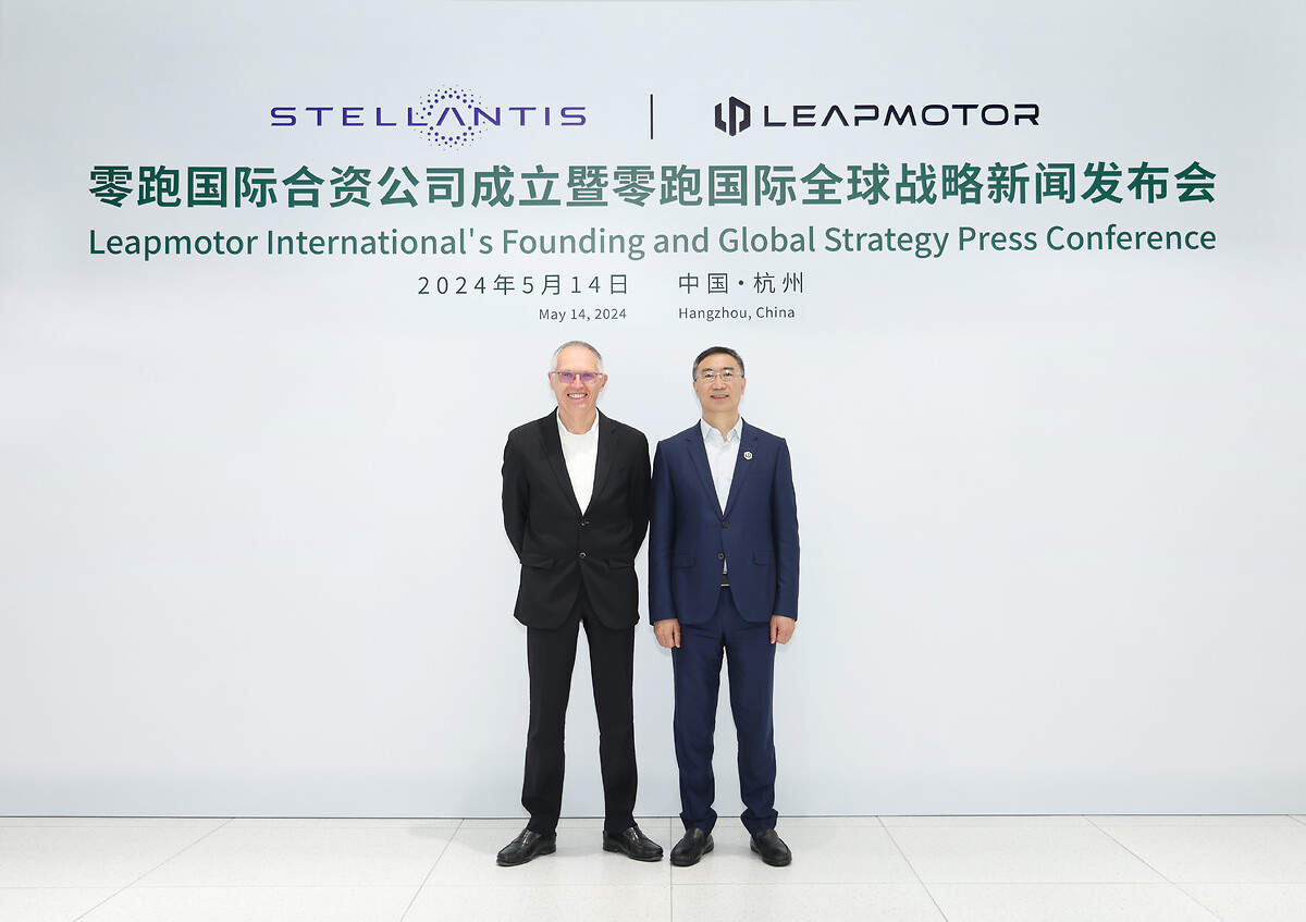 Leapmotor International_HERO_From Left_Stellantis CEO Carlos Tavares_Leapmotor Founder, Chairman and CEO Jiangming Zhu