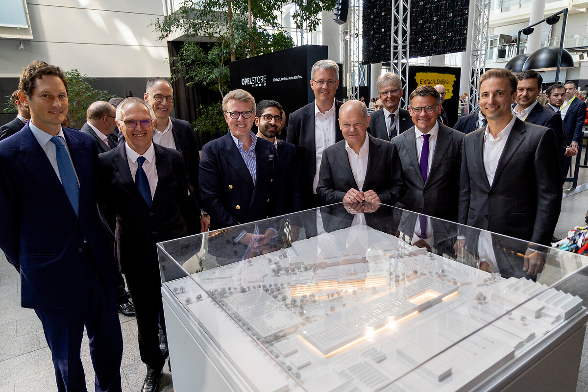 Rüsselsheim site in transition: The future project “grEEn-campus” was presented to the German Chancellor by Stellantis Chairman John Elkann, Stellantis CEO Carlos Tavares, Managing Director Human Resources and Director of Labour Ralph Wangemann, Economics Minister Kaweh Mansoori, Lord Mayor of Rüsselsheim Patrick Burkhardt, German Chancellor Olaf Scholz, Minister President of Hesse Boris Rhein and Opel CEO Florian Huettl (from left to right).