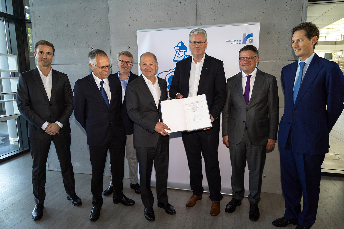 Entry in the Golden Book of the City of Rüsselsheim: Opel CEO Florian Huettl, Stellantis CEO Carlos Tavares, Chairman of the Supervisory Board of Opel Automobile GmbH Xavier Chéreau, German Chancellor Olaf Scholz, Lord Mayor of Rüsselsheim Patrick Burkhardt, Minister President of Hesse Boris Rhein, Stellantis Chairman John Elkann (from left to right).