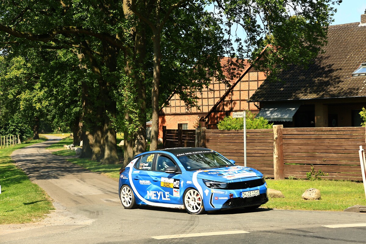 Le Opel Corsa elettriche da rally ai piedi del Monte Bianco