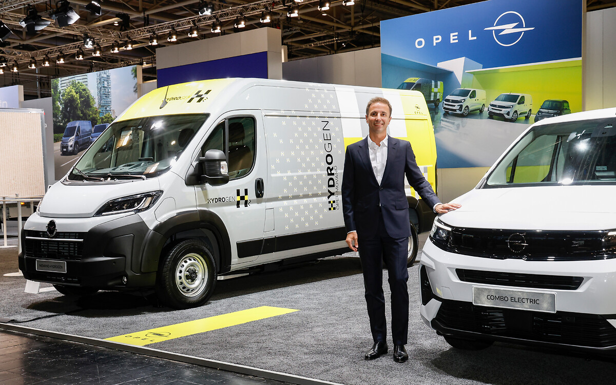 Weltpremiere: Opel CEO Florian Huettl präsentiert auf der IAA Transportation in Hannover erstmals den neuen Wasserstoff-Transporter Opel Movano HYDROGEN (links im Bild). Darüber hinaus sind die batterie-elektrischen Opel Combo Electric (rechts) und Opel Rocks Electric vor Ort zu sehen.