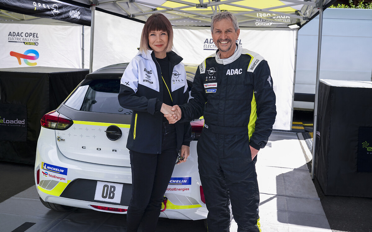 Rebecca Reinermann, Vice President Marketing at Opel (l.) with ADAC Sport President Dr Gerd Ennser