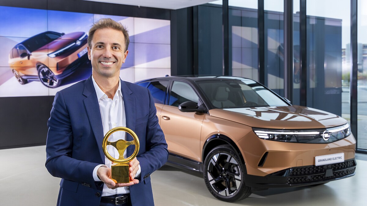 Opel CEO Florian Huettl mit dem neuen Opel Grandland, Gewinner des Goldenen Lenkrads 2024