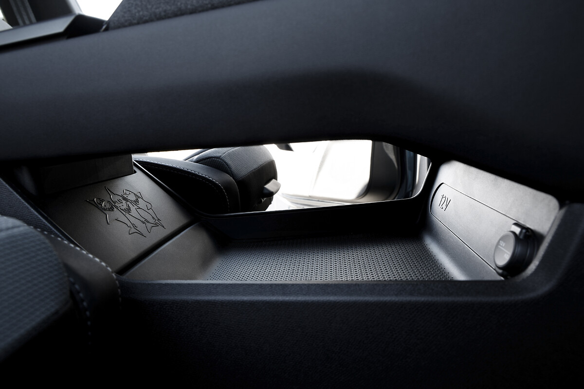 Easter Egg Hunt the Opel Way: Find the Sharks in the New Grandland