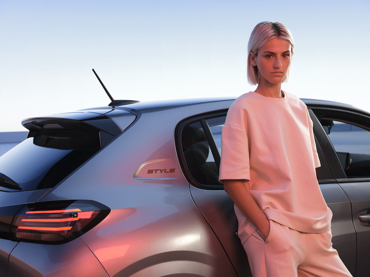 PEUGEOT_208_HYBRID_STYLE_ (1)
