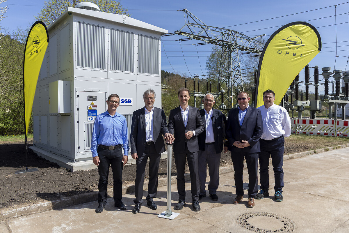 Photovoltaic System for Eisenach Plant Goes Online: Martin Zegraj, Project Manager and Ralf Weidenhammer, Managing Director Athos Solar GmbH, Florian Huettl, CEO Opel & Vauxhall and Managing Director Stellantis Germany, former Managing Director of the Eisenach plant Jörg Escher, Ralf Galus, mayor of Krauthausen, and Rafal Trojca, Managing Director of the Eisenach plant (from left to right).