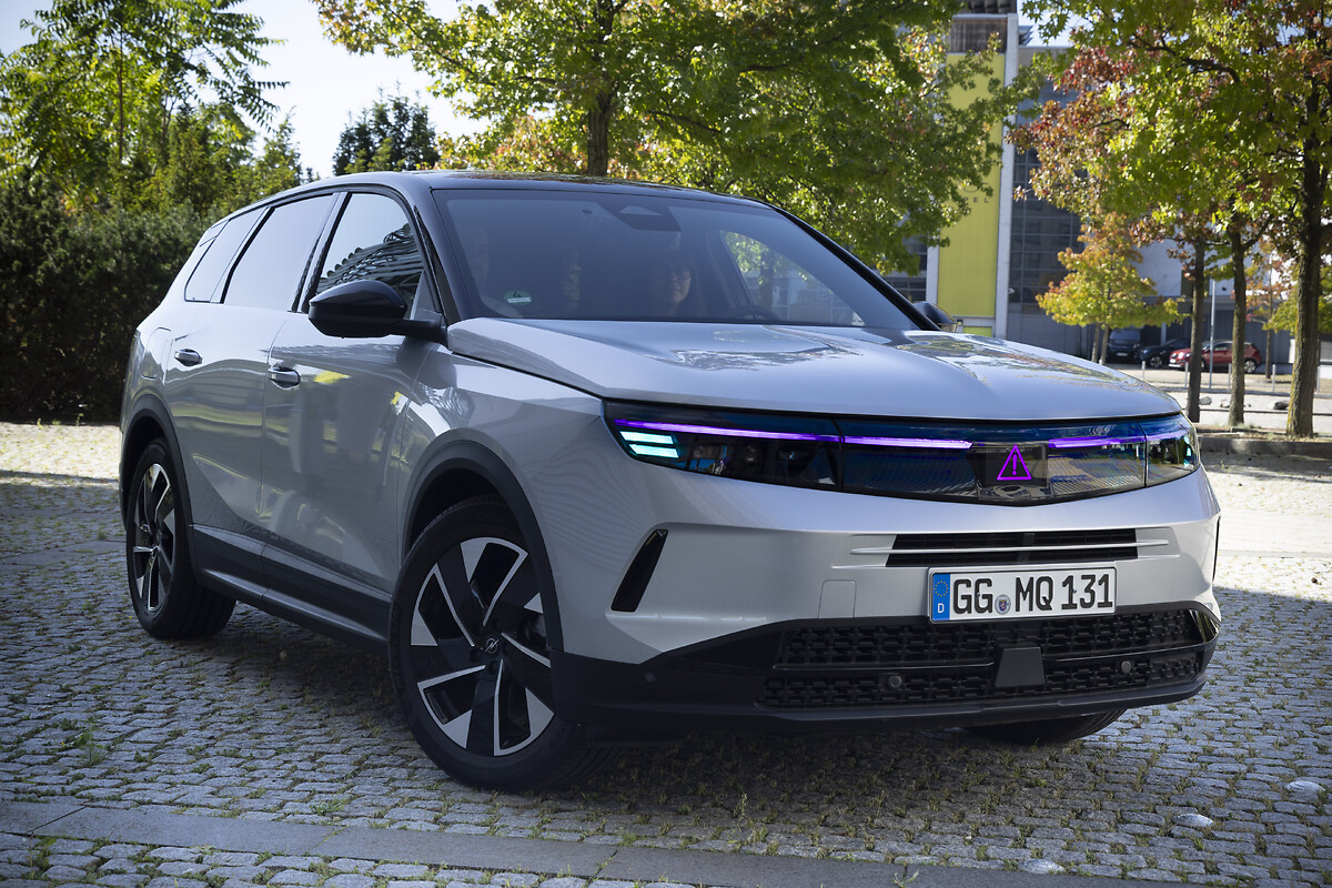 Opel Showcases AI-Powered Light Communication in Autonomous Vehicles