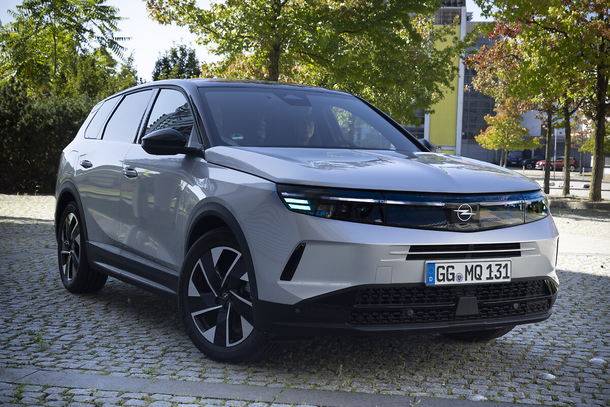 Opel Showcases AI-Powered Light Communication in Autonomous Vehicles