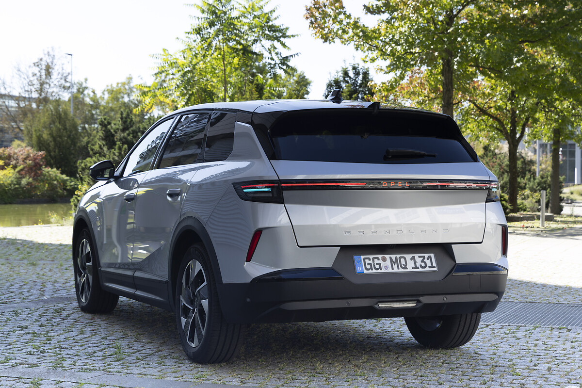 Opel Showcases AI-Powered Light Communication in Autonomous Vehicles