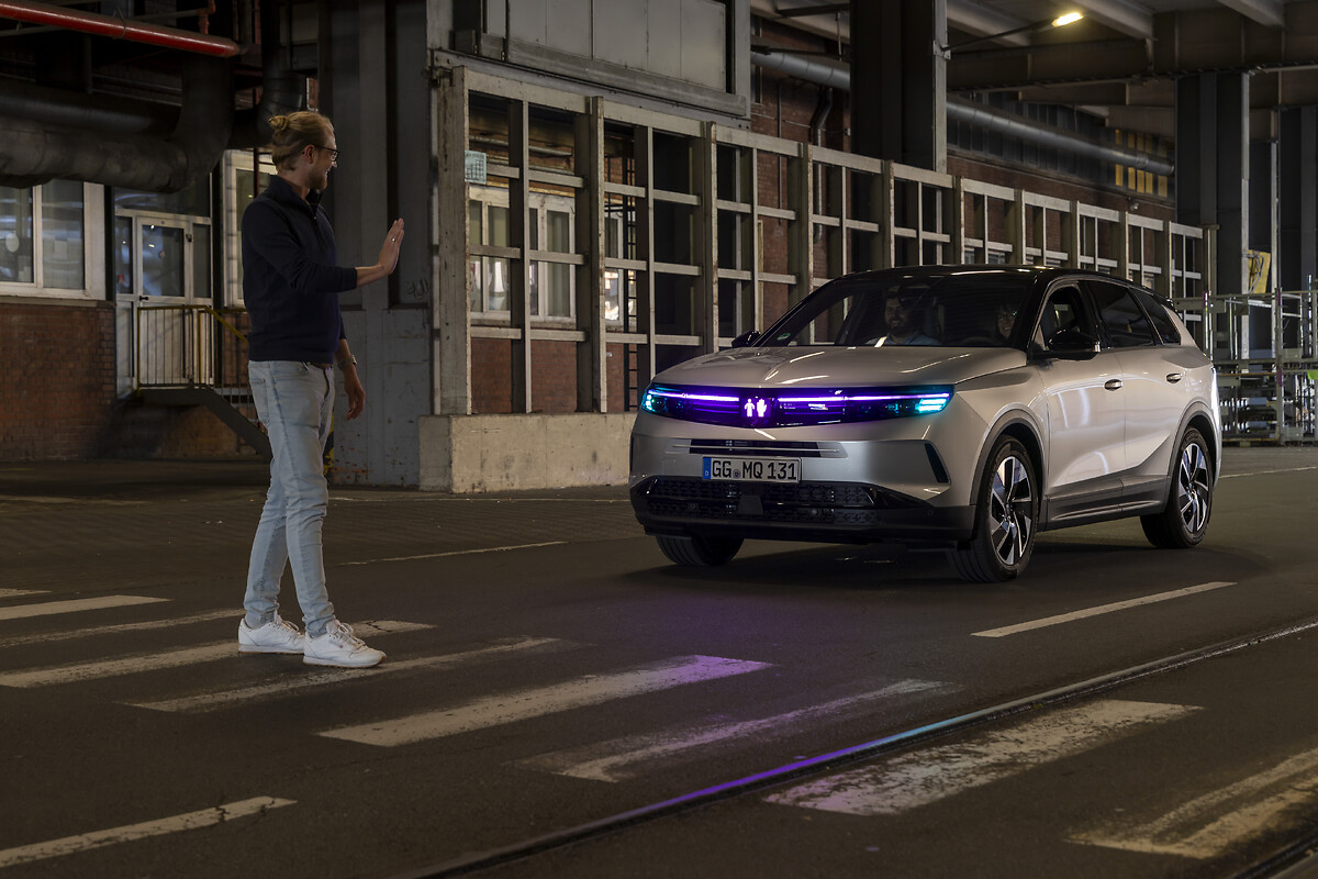 Opel präsentiert KI-gestützte Lichtkommunikation in autonomen Fahrzeugen