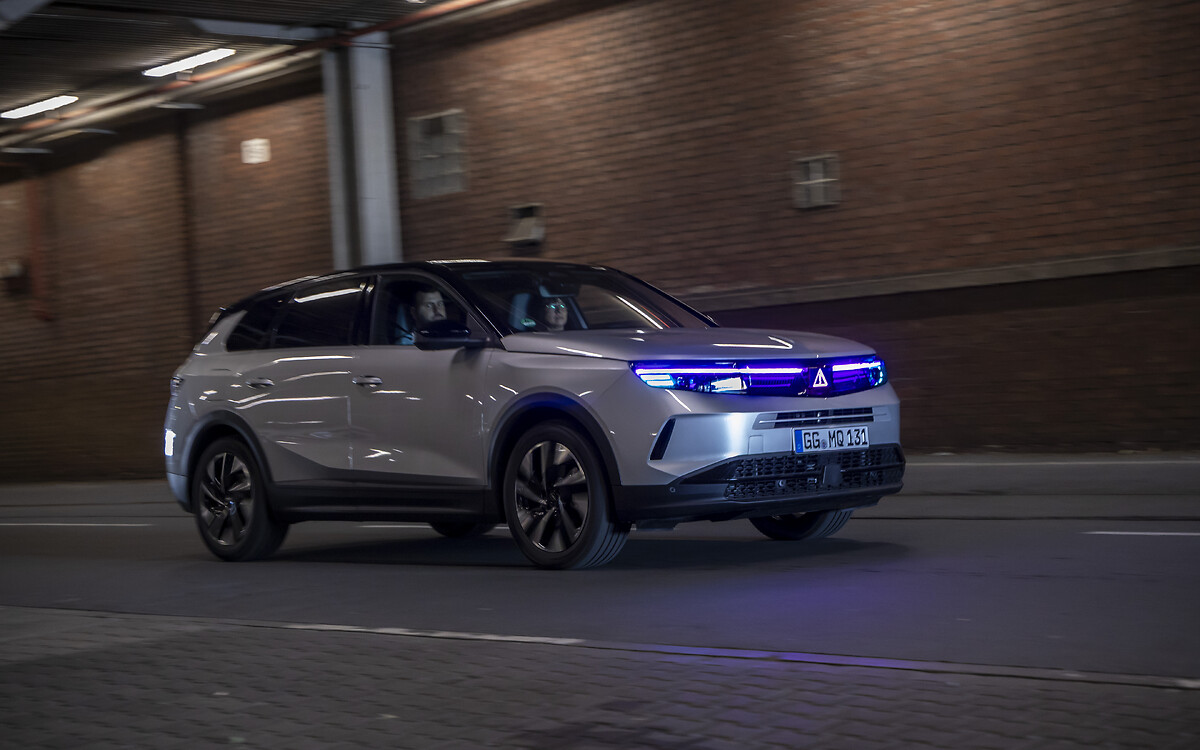 Opel präsentiert KI-gestützte Lichtkommunikation in autonomen Fahrzeugen