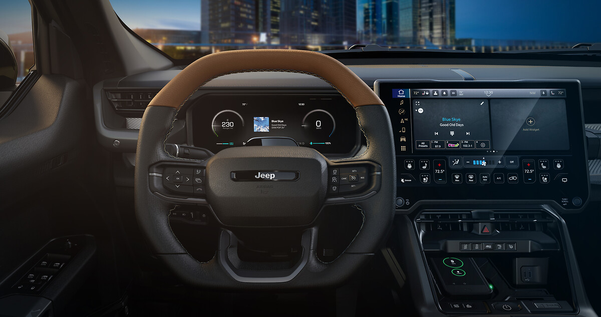 Interior del Jeep Recon 2026 con pantallas Uconnect 5 y sistema de audio Alpine, diseñado para exploradores modernos; más información en Europacoche.com.