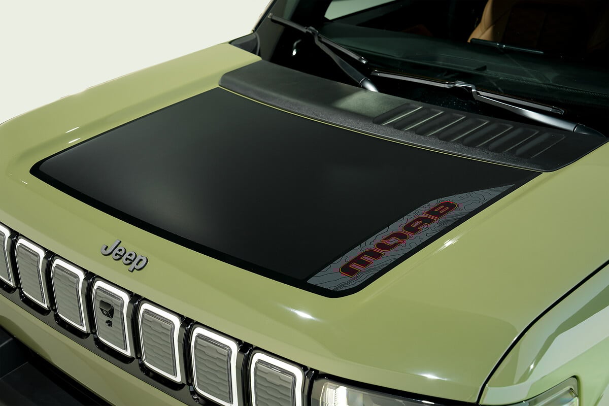 Vista frontal del Jeep Recon 2026 totalmente eléctrico con parrilla iluminada y luces LED premium; descubre todos los detalles de este SUV en Europacoche.com.