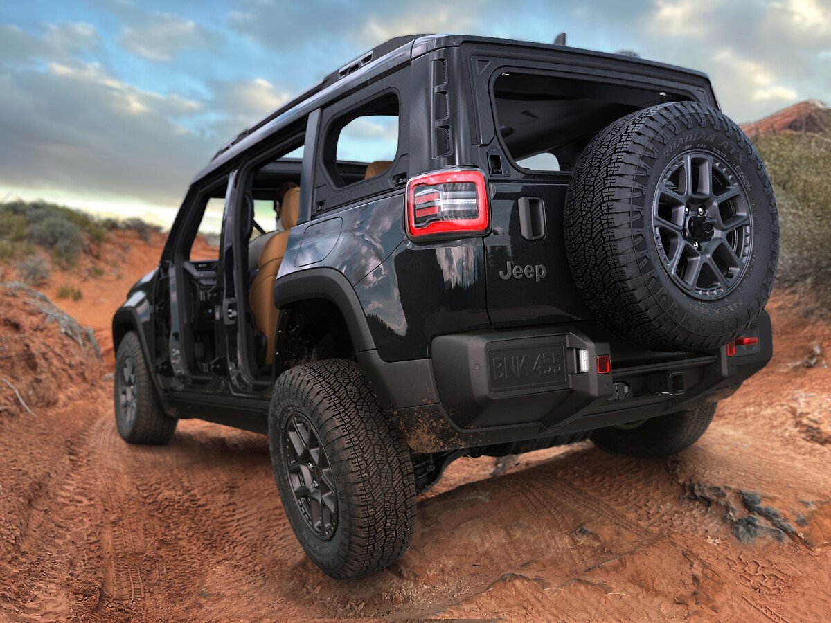El Jeep Recon 2026 irrumpe en el mercado como un SUV eléctrico robusto y preparado para la aventura, combinando 650 CV, 840 Nm y hasta 450 km de autonomía con un diseño modular que permite desmontar puertas y ventanillas sin herramientas. Su tracción 4x4 inteligente, la parrilla iluminada de siete ranuras y una batería pensada para condiciones extremas consolidan un modelo que redefine la experiencia todoterreno en clave eléctrica.