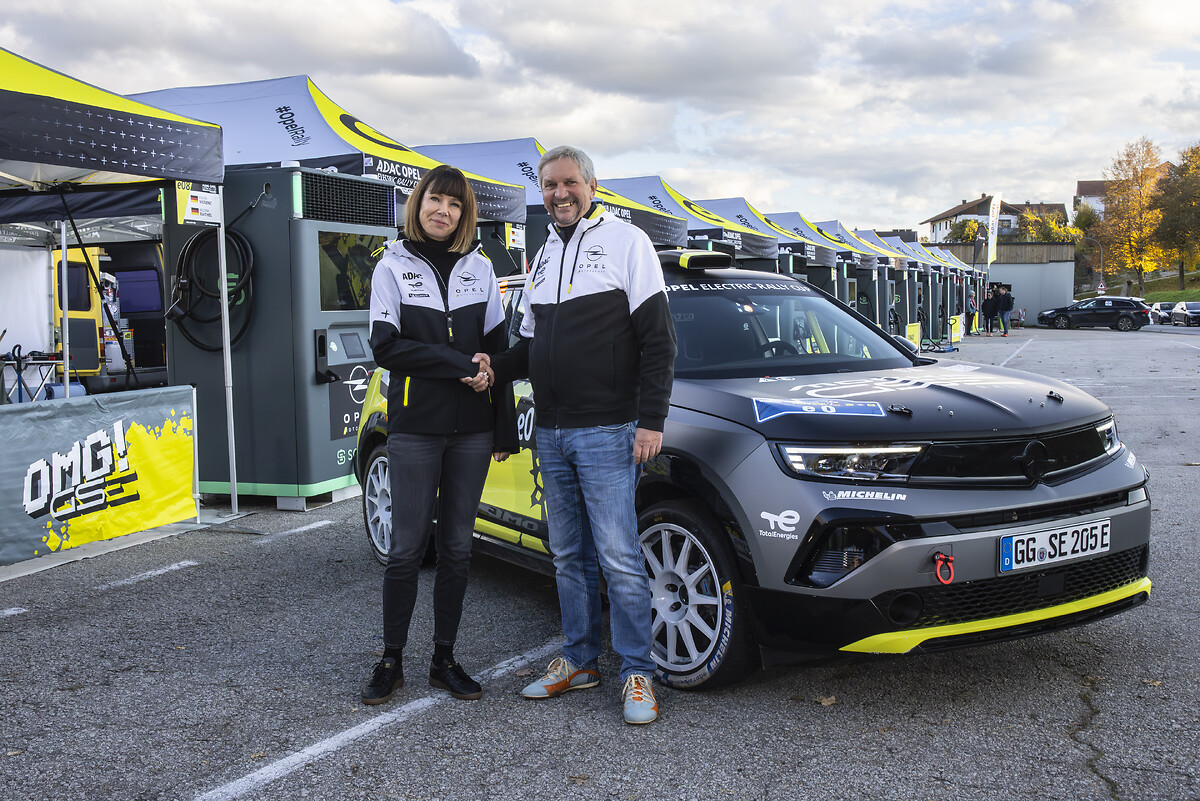 Opel und ADAC bereit für den ADAC Opel GSE Rally Cup 2026: Opel-Marketingchefin Rebecca Reinermann und ADAC-Sportpräsident Dr. Gerd Ennser am neuen Opel Mokka GSE Rally.