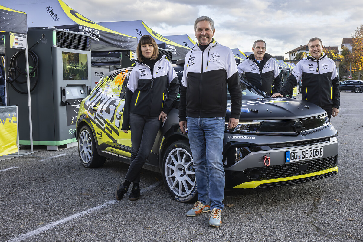 Erfolgreiche Kooperation im elektrischen Rallye-Sport: Opel-Marketingchefin Rebecca Reinermann, ADAC-Sportpräsident Dr. Gerd Ennser, ADAC-Motorsport-Chef Thomas Voss, Opel Motorsport-Chef Jörg Schrott (v.l.n.r.).
