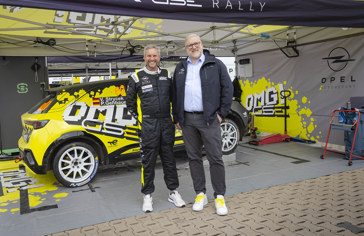 Opel und ADAC bereit für den ADAC Opel GSE Rally Cup 2026: Opel-Entwicklungschef Marcus Lott (rechts) mit ADAC-Sportpräsident Dr. Gerd Ennser.