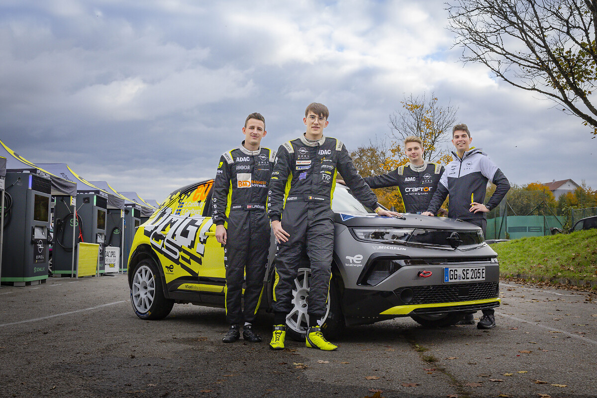 Rallye-Champions unter sich: Luca Pröglhöf, Tom Heindrichs, Calle Carlberg und Timo Schulz (v.l.n.r.) am neuen Opel Mokka GSE Rally.