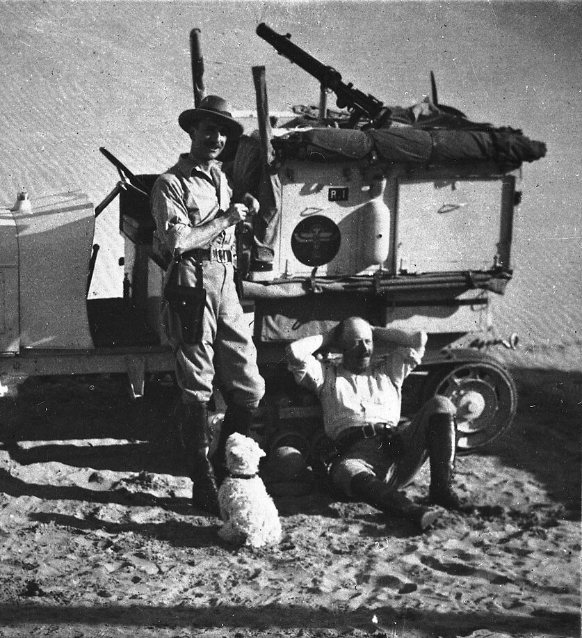 CITROEN_SCARABEE_D'OR_TRAVERSEE_SAHARA_1922_GM_HAARDT_et_L_AUDOUIN_DUBREUIL_AVEC_LA_MASCOTTE_FLOSSIE