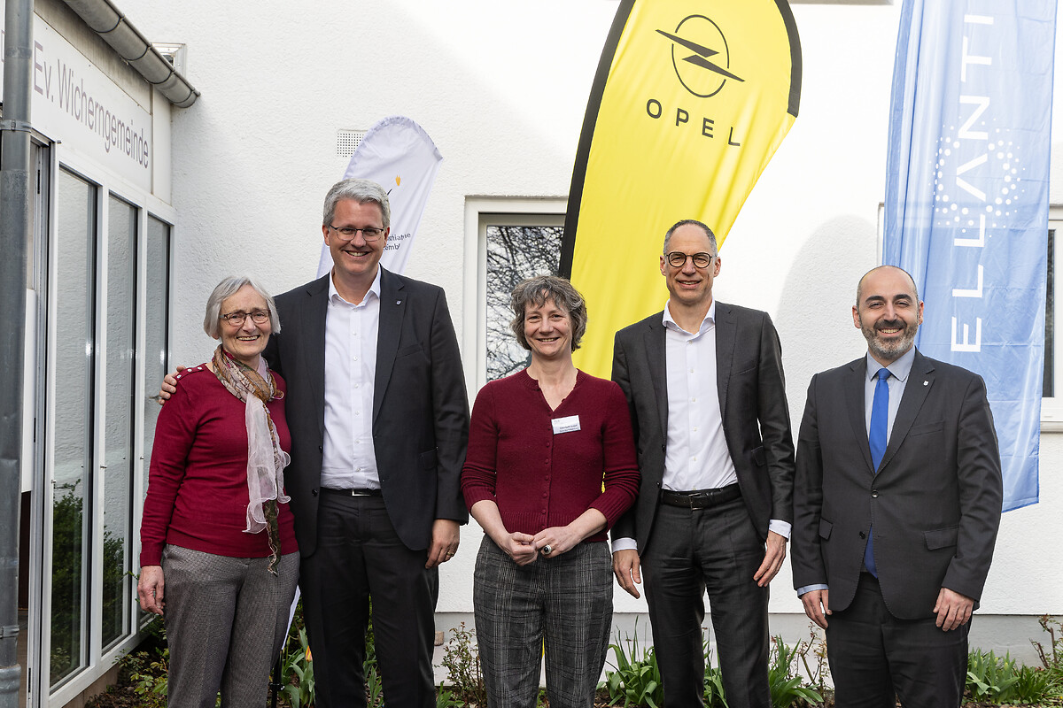 Bürgermeister Murat Karakaya, Ralph Wangemann, Geschäftsführer Personal und Arbeitsdirektor Opel Automobile GmbH und Personalchef Stellantis in Deutschland, Elisabeth Israel, Geschäftsführerin SPV, Oberbürgermeister Patrick Burghardt, Vorsitzende der Wicherngemeinde Helen Winkler (v.r.n.l.).