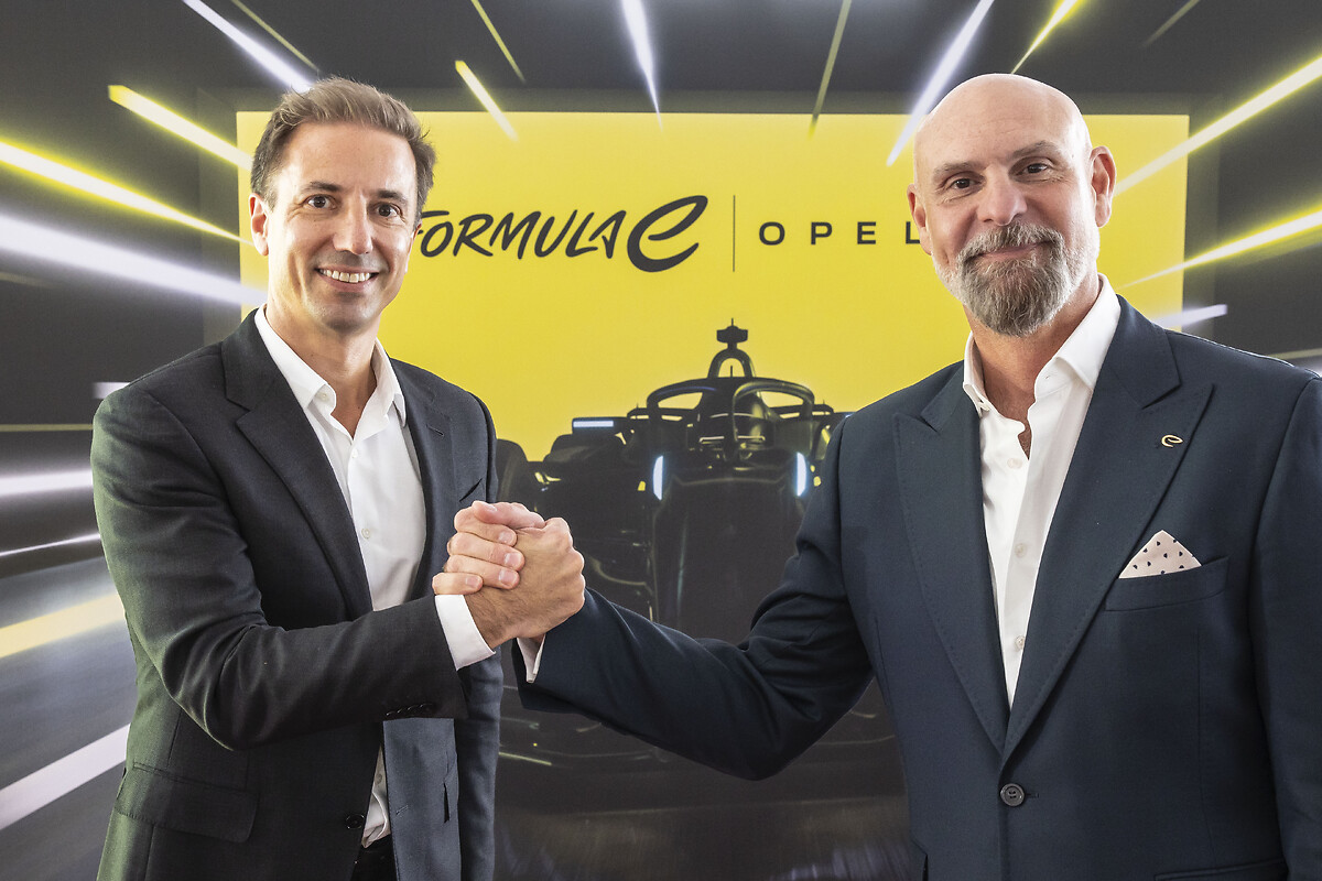 Opel CEO Florian Huettl (left) and FIA Formula E CEO Jeff Dodds