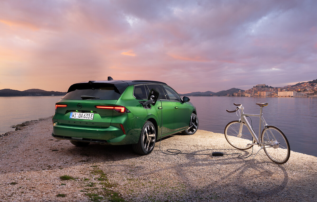 Mobile Power Source: New Opel Astra and Further Opel Models Offer V2L Technology