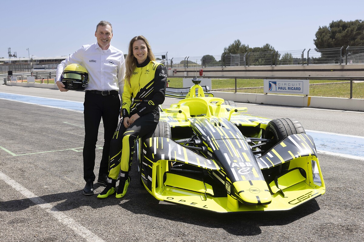 Teamchef Jörg Schrott und Test- und Entwicklungsfahrerin Sophia Flörsch am Prototyp des neuen Opel GSE 27 FE-Rennwagens.