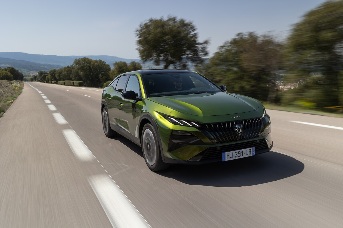 PEUGEOT 408_01
