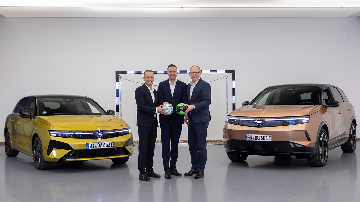 CEO of HBL GmbH Frank Bohmann, Patrick Dinger, Head of Opel Germany and Mark Schober, CEO of the Board of the German Handball Federation (from left to right)