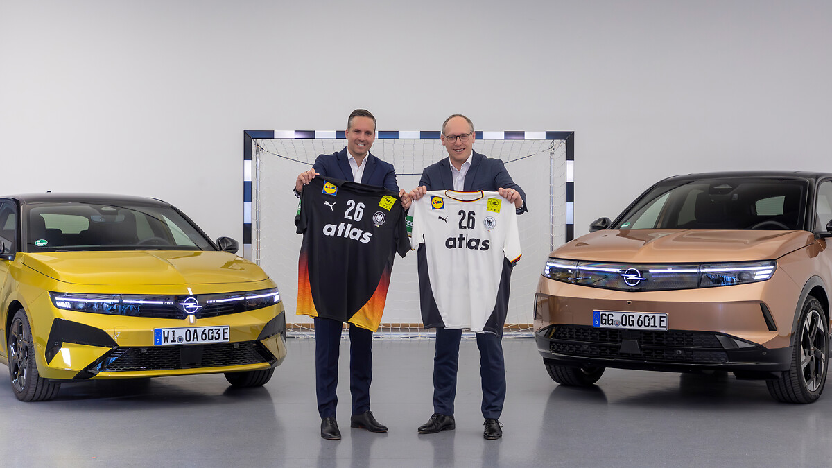 Patrick Dinger, Head of Opel Germany (left) and Mark Schober, CEO of the Board of the German Handball Federation