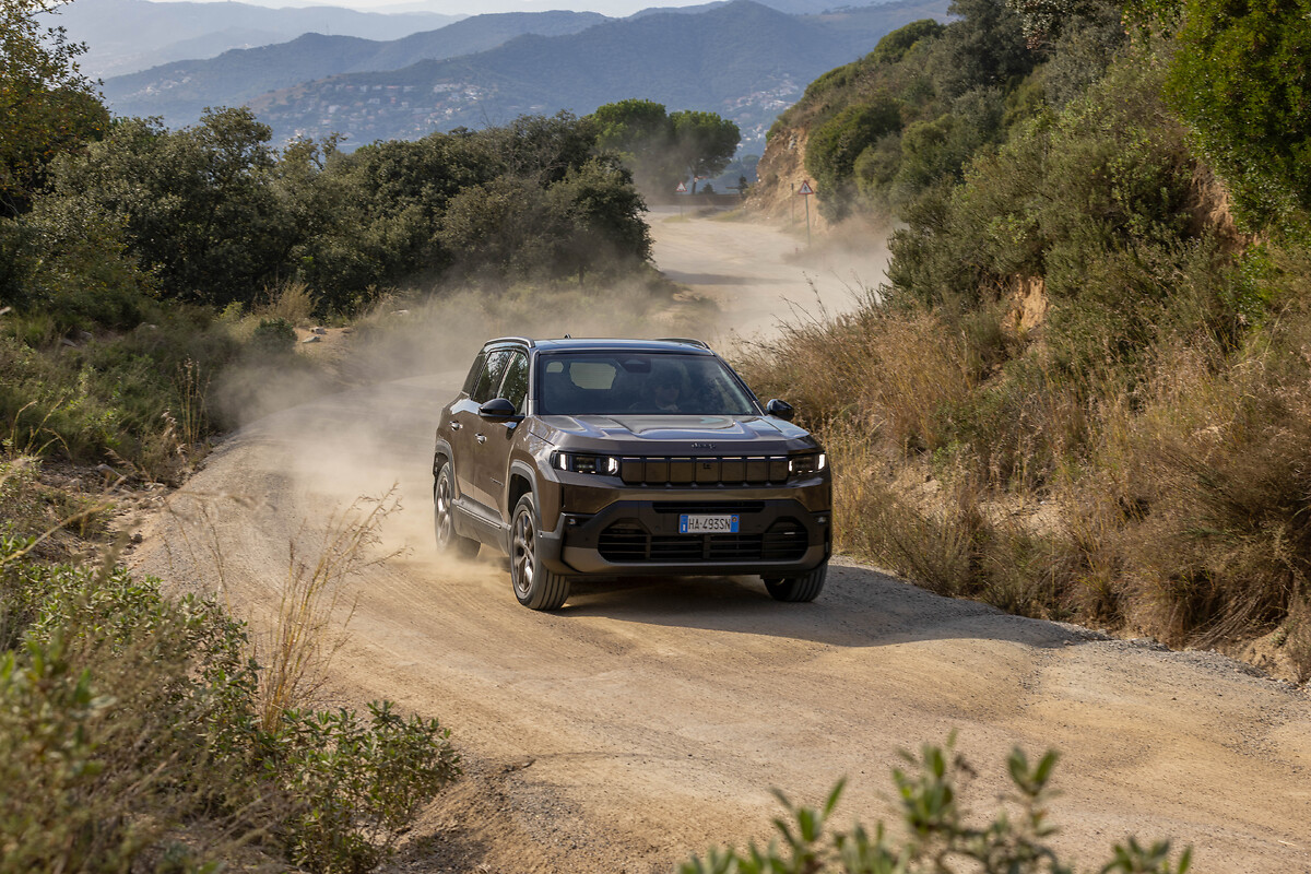 Jeep Compass Trailhawk on off-road rock terrain