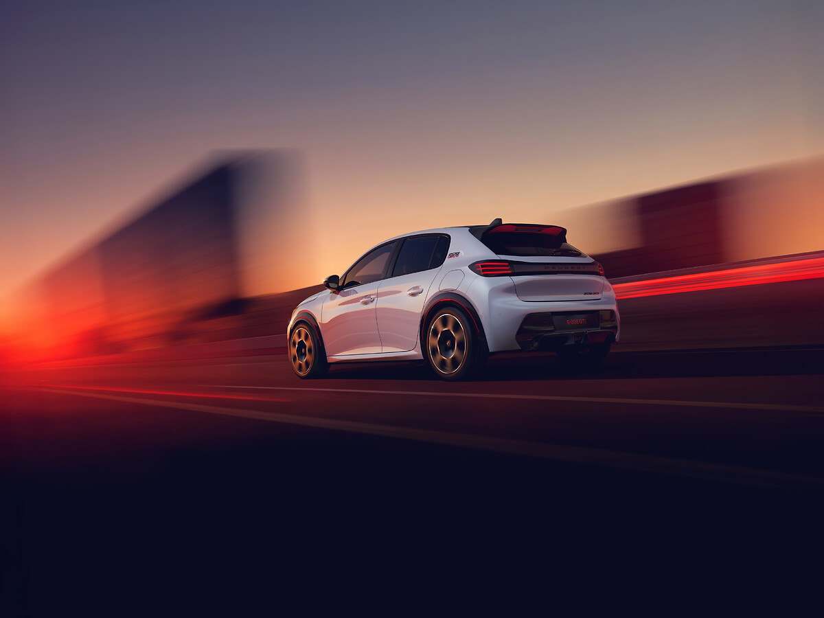 DY04_208-GTI_3-4_REAR