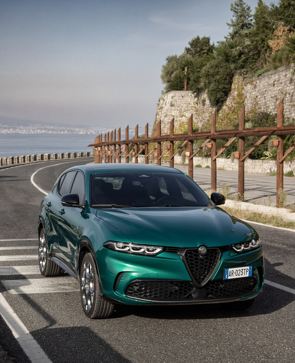 Tonale+Plug-In+Hybrid+Q4+-+Vertical