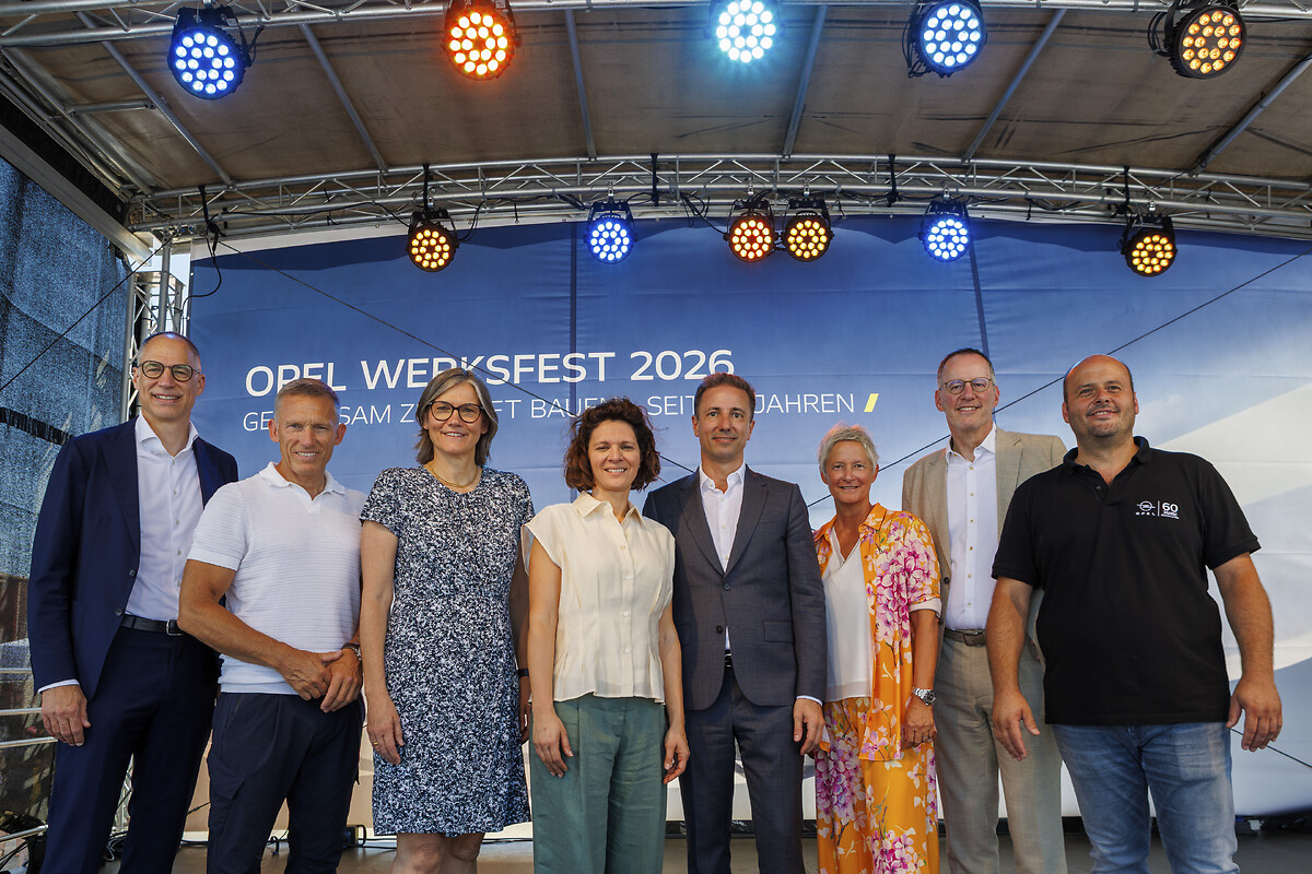 v.l.n.r.  Ralph Wangemann – Geschäftsführer Personal und Arbeitsdirektor Opel Automobile GmbH und Personalchef Stellantis in Deutschland, Ralf Leßmeister – Landrat Landkreis Kaiserslautern, Christiane Benner – IG Metall-Vorsitzende, Bilyana Stern – Werksleiterin Kaiserslautern, Florian Huettl – CEO Opel/Vauxhall & Managing Director Stellantis Germany, Beate Kimmel - Oberbürgermeisterin der Stadt Kaiserslautern, Michael Ebling – Wirtschaftsminister Rheinland-Pfalz, Patrick Rübel – Betriebsratsvorsitzender Kaiserslautern