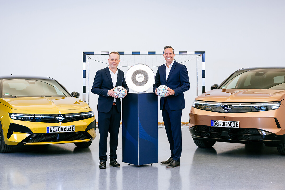 CEO of HBL GmbH Frank Bohmann (left) with Head of Opel Germany Patrick Dinger.